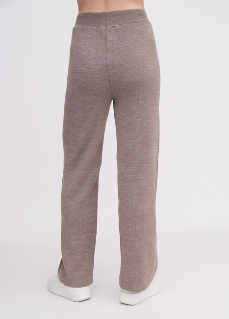 Жіночі коричневі штани EQUILIBRI артикул W391 051 200 Mocco FW2025 Фото ракурс 2 - Жіночі коричневі штани EQUILIBRI артикул W391 051 200 Mocco FW2025