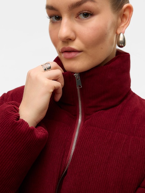 Жіноча бордова куртка Vero Moda артикул 10331995 Syrah FW2025 Фото ракурс 6 - Жіноча бордова куртка Vero Moda артикул 10331995 Syrah FW2025