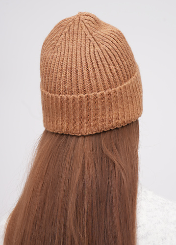 Фото ракурс 2 - Жіноча коричнева шапка EQUILIBRI артикул W881 001 002 CAMEL FW2025