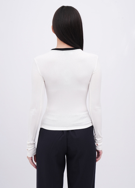 Женский молочный лонгслив EQUILIBRI артикул W215 027 000 MILK FW2025 Фото ракурс 2 - Женский молочный лонгслив EQUILIBRI артикул W215 027 000 MILK FW2025