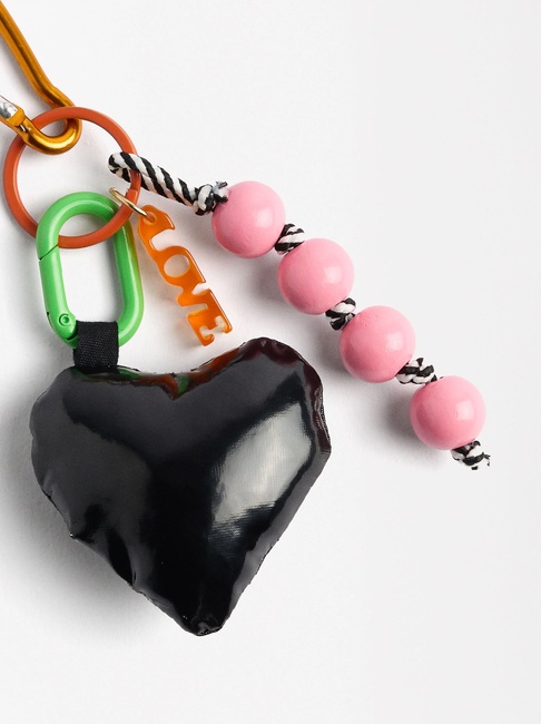 Жіночий різнокольоровий брелок Parfois артикул 229196 _HM SS2025 Фото ракурс 2 - Жіночий різнокольоровий брелок Parfois артикул 229196 _HM SS2025