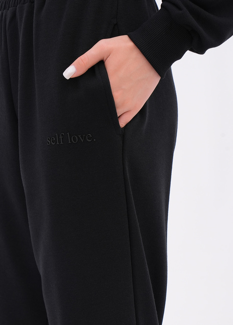 Жіночі чорні штани EQUILIBRI артикул W291 040 200 Black FW2025 Фото ракурс 4 - Жіночі чорні штани EQUILIBRI артикул W291 040 200 Black FW2025