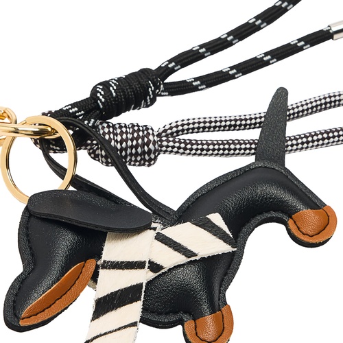 Фото ракурс 2 - Женский черный брелок Parfois артикул 242529 _BK FW2025