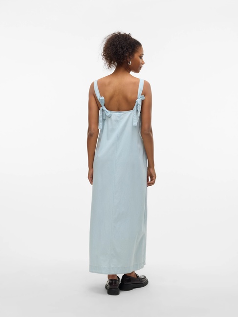 Женское синее платье Vero Moda артикул 10330477 LIGHT BLUE DENIM SS2025 Фото ракурс 2 - Женское синее платье Vero Moda артикул 10330477 LIGHT BLUE DENIM SS2025