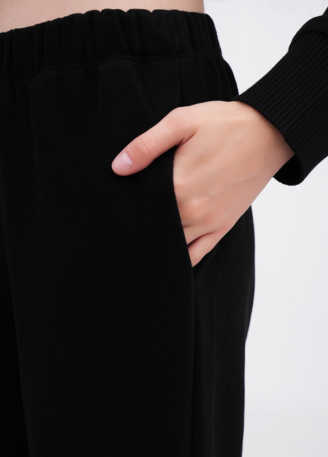 Женские черные штаны EQUILIBRI артикул W491 076 200 Black FW2025 Фото ракурс 4 - Женские черные штаны EQUILIBRI артикул W491 076 200 Black FW2025