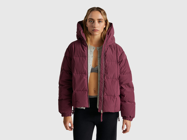 Женская бордовая куртка Benetton артикул 22T6DN086 1D3 25A Фото ракурс 1 - Женская бордовая куртка Benetton артикул 22T6DN086 1D3 25A