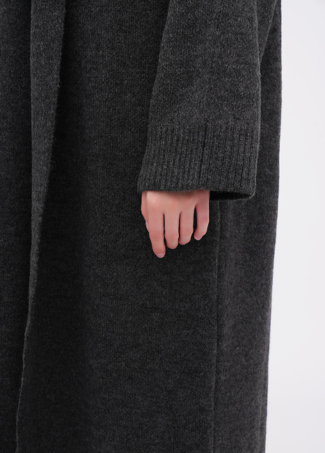 Женский серый кардиган EQUILIBRI артикул BW343001 000 Dark grey FW2025 Фото ракурс 4 - Женский серый кардиган EQUILIBRI артикул BW343001 000 Dark grey FW2025