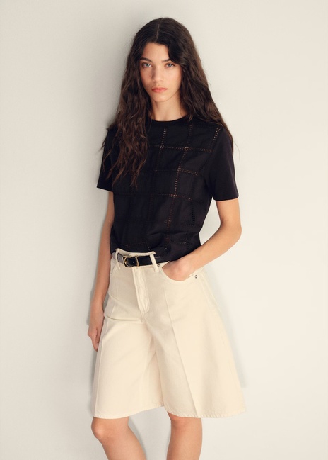 Женская черная футболка Mango артикул 17051213 99 1 season Фото ракурс 4 - Женская черная футболка Mango артикул 17051213 99 1 season