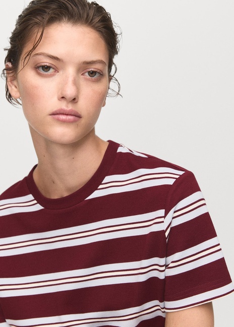 Жіноча бордова футболка Mango артикул 17035803 76 1 season Фото ракурс 4 - Жіноча бордова футболка Mango артикул 17035803 76 1 season