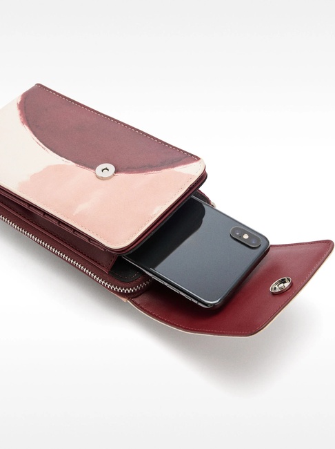 Женский розовый чехол Parfois артикул 231788 _BM SS2025 Фото ракурс 4 - Женский розовый чехол Parfois артикул 231788 _BM SS2025