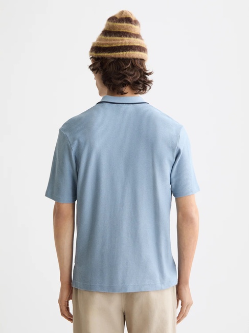Чоловіча блакитна футболка поло SCOTCH & SODA артикул 181777 410 FW2025 Фото ракурс 2 - Чоловіча блакитна футболка поло SCOTCH & SODA артикул 181777 410 FW2025