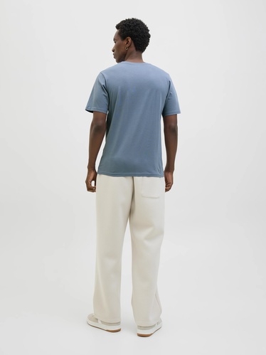 Фото ракурс 2 - Мужская серая футболка Jack & Jones артикул 12283825 Flint Stone FW2025