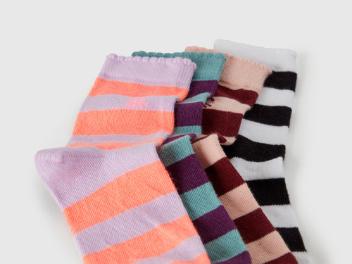 Фото ракурс 2 - Різнокольорові шкарпетки Benetton для хлопчиків артикул 6AO30704E 903 25A