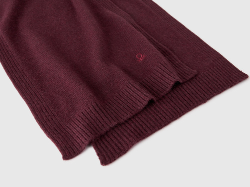 Фото ракурс 2 - Женский бордовый шарф Benetton артикул 122HDU01O 80V 25A