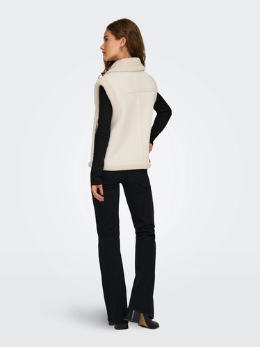 Фото ракурс 2 - Женский молочный жилет Only артикул 15348999 birch FW2025