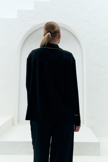 Женская черная рубашка EQUILIBRI артикул BW491003 100 Black SS2025 Фото ракурс 2 - Женская черная рубашка EQUILIBRI артикул BW491003 100 Black SS2025