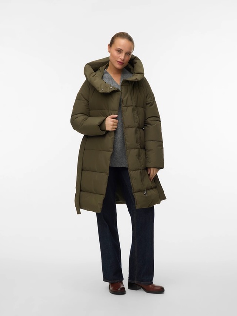 Женское зеленое пальто Vero Moda артикул 10320520 GRAPE LEAF FW2025 Фото ракурс 1 - Женское зеленое пальто Vero Moda артикул 10320520 GRAPE LEAF FW2025