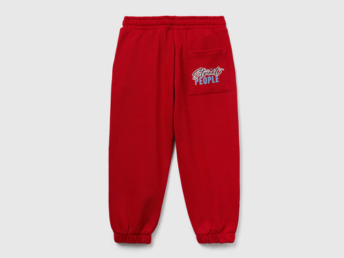 Фото ракурс 2 - Червоні штани Benetton для хлопчиків артикул 3J68GF04Z.P 29M 25A