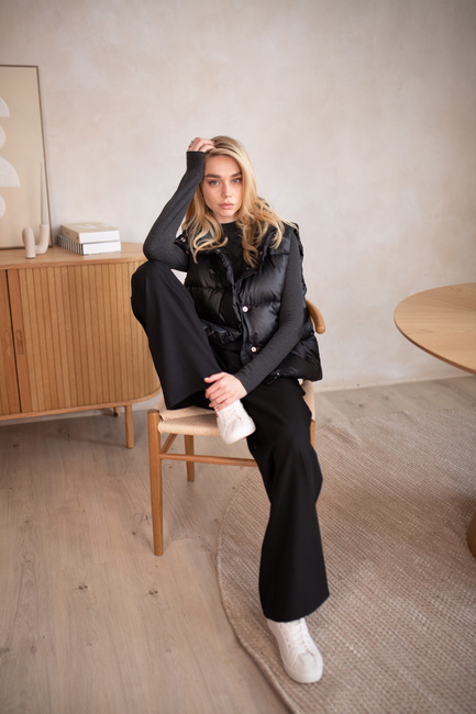 Жіночий чорний жилет EQUILIBRI артикул W171 003 000 Black FW2025 Фото ракурс 3 - Жіночий чорний жилет EQUILIBRI артикул W171 003 000 Black FW2025