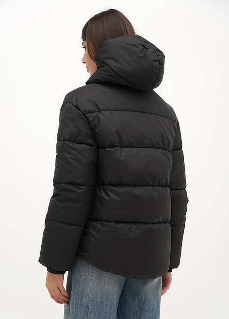 Жіноча чорна куртка EQUILIBRI артикул W172 004 001 Black FW2025 Фото ракурс 2 - Жіноча чорна куртка EQUILIBRI артикул W172 004 001 Black FW2025