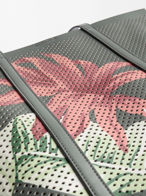 Женская серая сумка Parfois артикул 228657 _GY SS2025 Фото ракурс 3 - Женская серая сумка Parfois артикул 228657 _GY SS2025