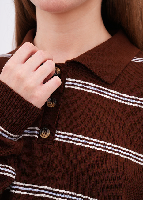 Фото ракурс 4 - Женская коричневая футболка поло EQUILIBRI артикул W314 013 000 CINNAMON FW2025