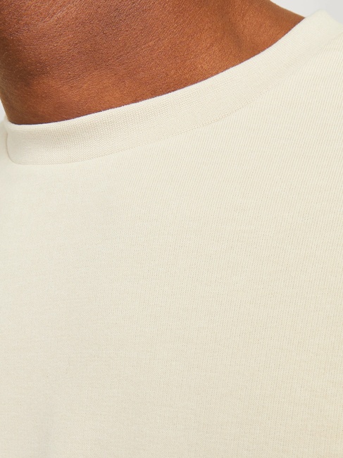 Чоловічий бежевий джемпер Jack & Jones артикул 12257853 moonbeam FW2025 Фото ракурс 5 - Чоловічий бежевий джемпер Jack & Jones артикул 12257853 moonbeam FW2025