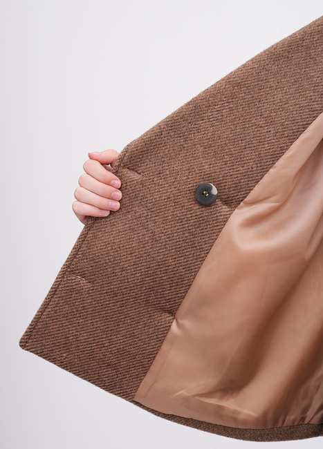 Фото ракурс 4 - Женское коричневое пальто EQUILIBRI артикул BW173001 000 Mocco FW2025