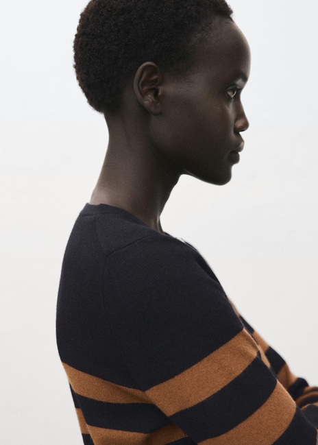 Жіночий коричневий кардиган Mango артикул 17045809 31 1 season Фото ракурс 5 - Жіночий коричневий кардиган Mango артикул 17045809 31 1 season