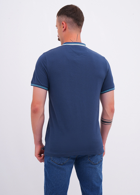 Чоловіча синя футболка поло Lee Cooper артикул LCM251-1030 Dark denim FW2025 Фото ракурс 2 - Чоловіча синя футболка поло Lee Cooper артикул LCM251-1030 Dark denim FW2025