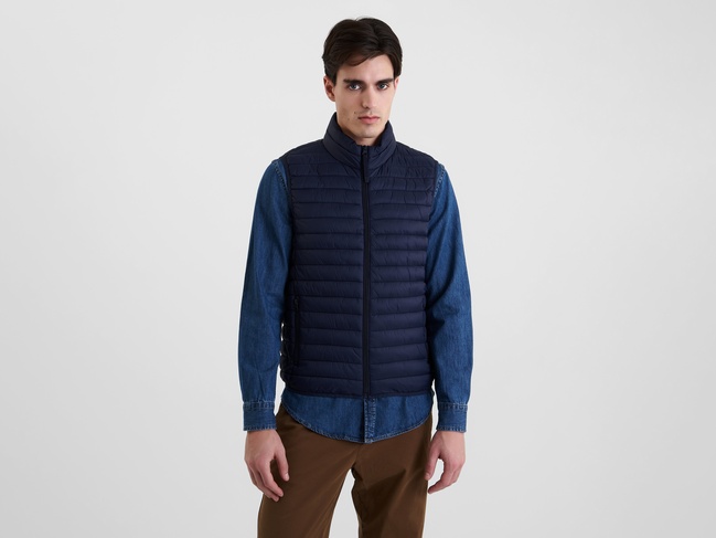 Чоловічий синій жилет Benetton артикул 2TWDUJ00P 016 25A Фото ракурс 1 - Чоловічий синій жилет Benetton артикул 2TWDUJ00P 016 25A