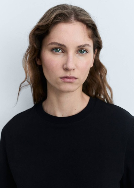 Женская черная футболка Mango артикул 87044082 99 8 season Фото ракурс 3 - Женская черная футболка Mango артикул 87044082 99 8 season