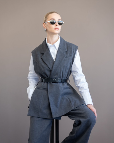 Фото ракурс 1 - Женский серый жилет EQUILIBRI артикул BW491017 100 Grey FW2025