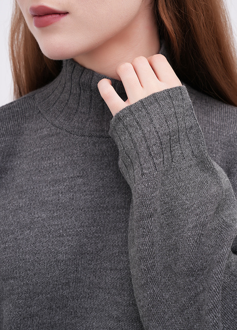 Женский серый свитер EQUILIBRI артикул W391 009 101 Grey FW2025 Фото ракурс 4 - Женский серый свитер EQUILIBRI артикул W391 009 101 Grey FW2025