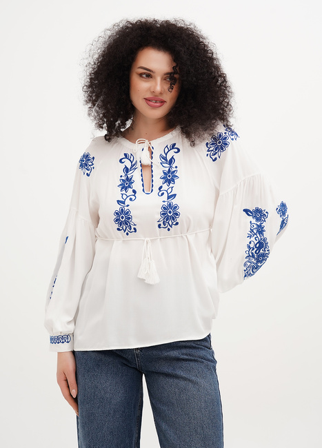 Женская синяя блузка EQUILIBRI артикул W421 020 000 Blue SS2025 Фото ракурс 1 - Женская синяя блузка EQUILIBRI артикул W421 020 000 Blue SS2025