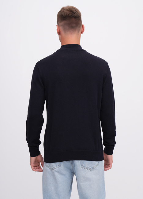 Мужской синий свитер EQUILIBRI артикул M342 004 000 NAVY BLUE FW2025 Фото ракурс 2 - Мужской синий свитер EQUILIBRI артикул M342 004 000 NAVY BLUE FW2025