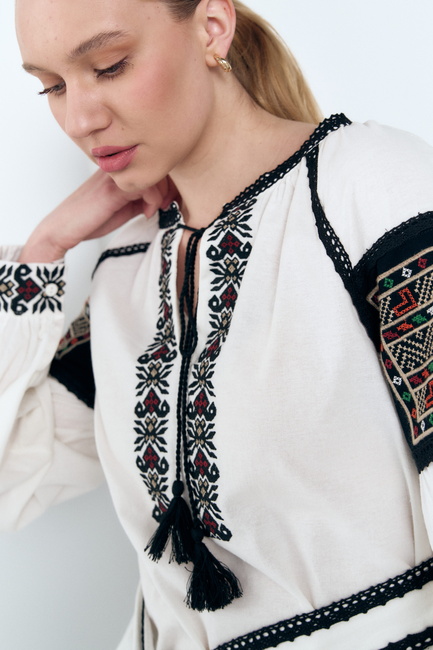 Фото ракурс 4 - Женская молочная блузка EQUILIBRI артикул BW421002 000 MILK SS2025