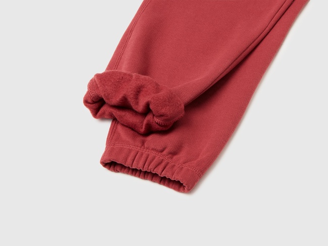 Фото ракурс 3 - Красные штаны для мальчиков Benetton артикул 3EB5CF05L.G 39J 25I