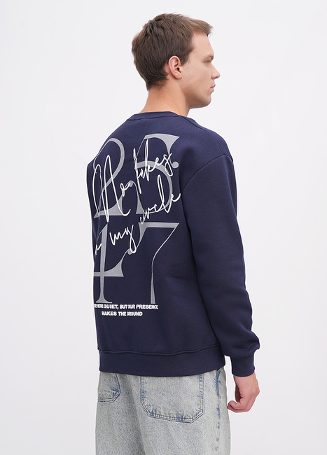 Мужской синий свитшот EQUILIBRI артикул M231 002 000 NAVY BLUE FW2025 Фото ракурс 2 - Мужской синий свитшот EQUILIBRI артикул M231 002 000 NAVY BLUE FW2025