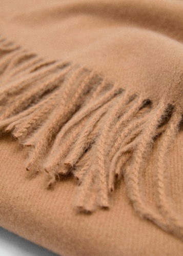 Фото ракурс 2 - Жіночий бежевий шарф Mango артикул 17095145 09 1 season