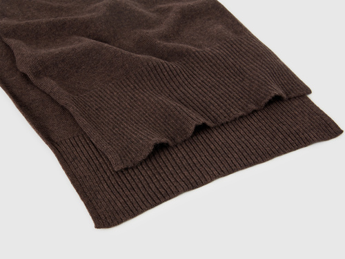 Фото ракурс 2 - Женский коричневый шарф Benetton артикул 1002DU01E 2C0 25A