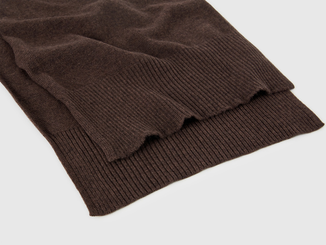 Фото ракурс 2 - Женский коричневый шарф Benetton артикул 1002DU01E 2C0 25A