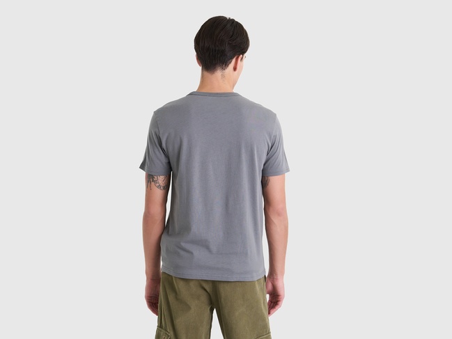 Фото ракурс 2 - Мужская серая футболка Benetton артикул 3I1XU109U 00W 24A