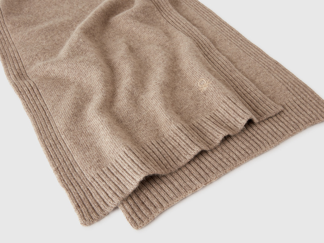 Женский коричневый шарф Benetton артикул 122HDU01O 81F 25A Фото ракурс 2 - Женский коричневый шарф Benetton артикул 122HDU01O 81F 25A