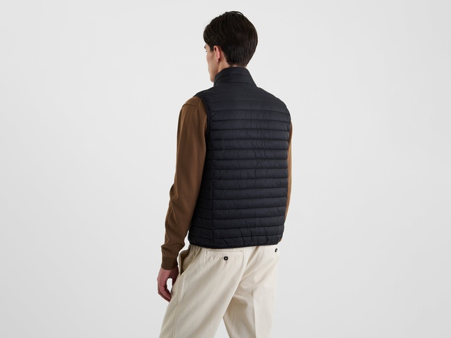 Мужской черный жилет Benetton артикул 2TWDUJ00P 100 25A Фото ракурс 2 - Мужской черный жилет Benetton артикул 2TWDUJ00P 100 25A