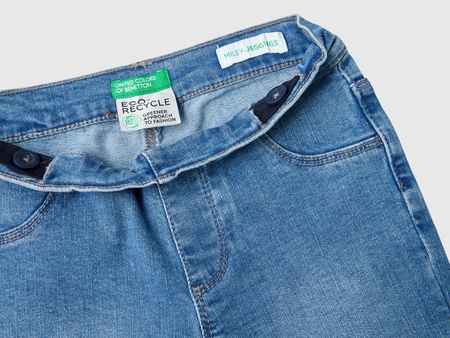 Фото ракурс 3 - Синие джинсы для девочек Benetton артикул 4V7WGE01Z.P 902 24A