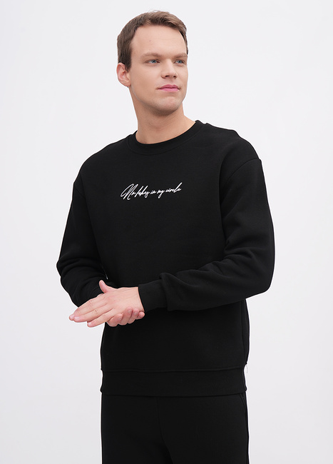 Мужской черный свитшот EQUILIBRI артикул M231 002 000 Black FW2025 Фото ракурс 1 - Мужской черный свитшот EQUILIBRI артикул M231 002 000 Black FW2025