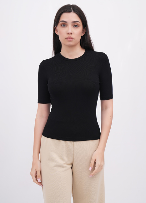 Женская черная футболка EQUILIBRI артикул W213 105 000 Black FW2025 Фото ракурс 1 - Женская черная футболка EQUILIBRI артикул W213 105 000 Black FW2025