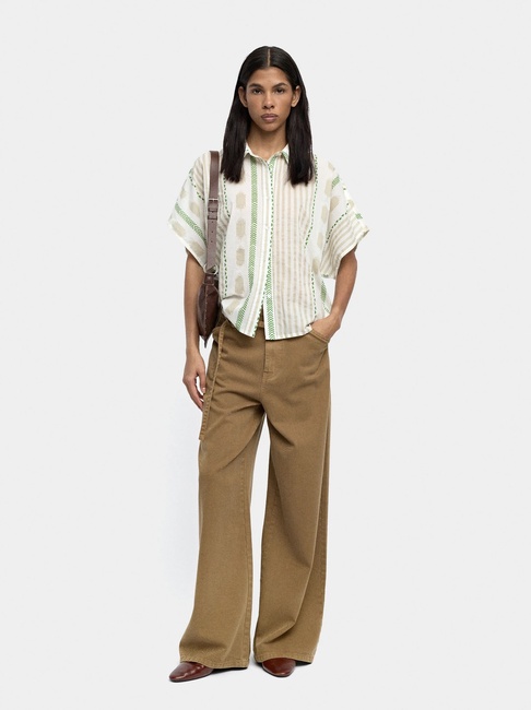 Женская зеленая рубашка Parfois артикул 239661 _GN FW2025 Фото ракурс 4 - Женская зеленая рубашка Parfois артикул 239661 _GN FW2025