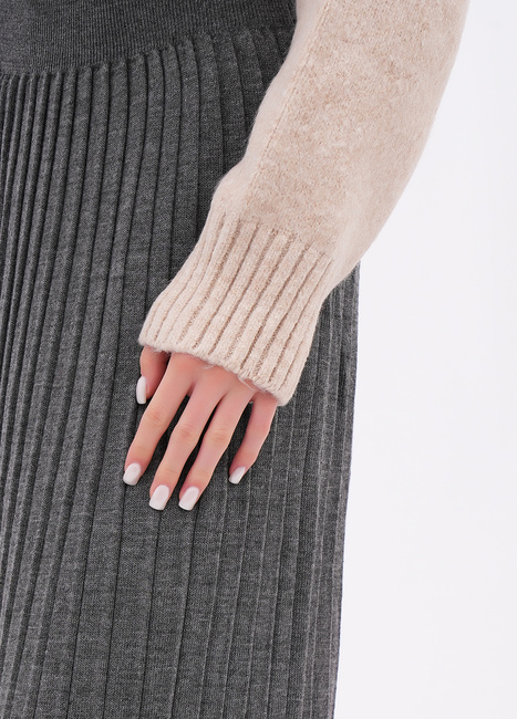 Фото ракурс 4 - Жіноча сіра спiдниця EQUILIBRI артикул W362 001 000 Anthracite FW2025